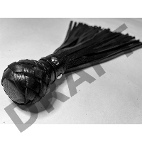 Черная генитальная кожаная плеть - 30 см.